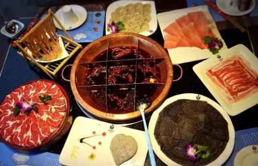 长沙的小吃数不胜数,大街小巷随处可见,小吃街集中在坡子街,火宫殿