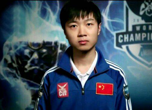 英雄联盟前职业选手神超,游戏风格十分稳健,平时看着也是个和和气气的