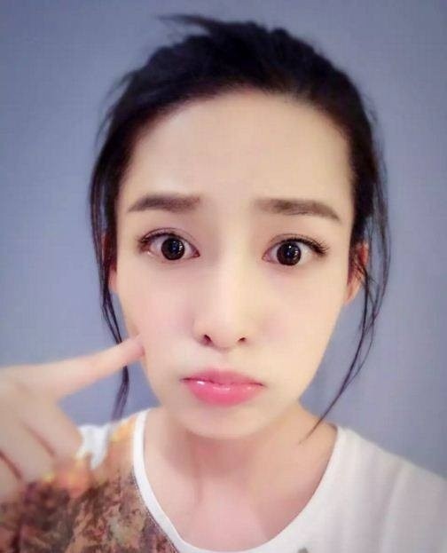 李沁嘟嘴卖萌拍摄搞怪自拍,我的心都快被萌化了