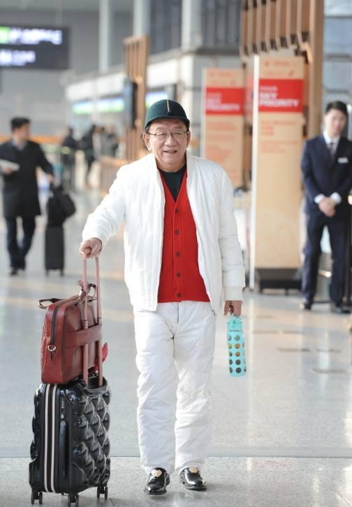 侯耀华戴圆顶小帽, 表情严肃, 网友: 感觉仍有余德利的影子