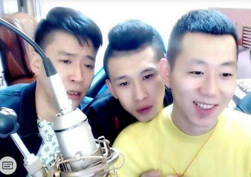 关注 源佑手是网络上的一个组合,源指的是曾经的五项小王子王小源,佑