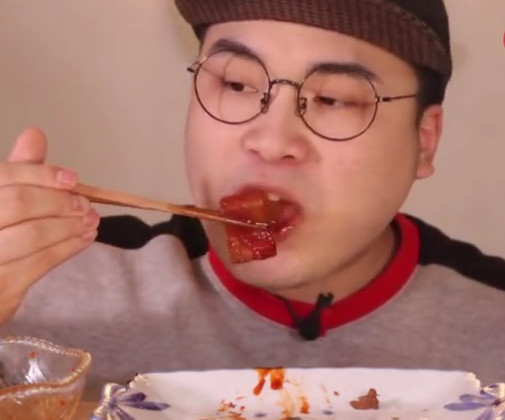 大胃王吃两大块"压缩猪肉"十分钟就吃光,网友:简直太过瘾