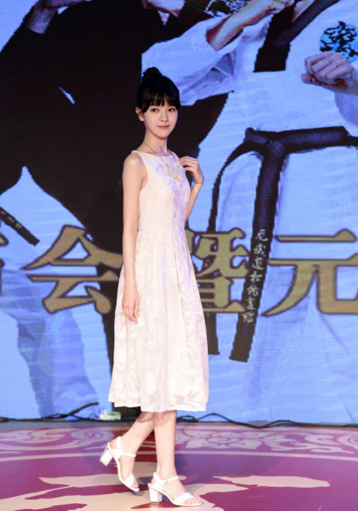 她曾在《旋风少女》中饰演焦恩俊(曲向南)的女儿曲光雅,和女主百草有