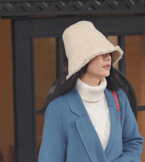 高圆圆戴着帽子现身,把自己遮得严严实实,网友:女神你怎么了