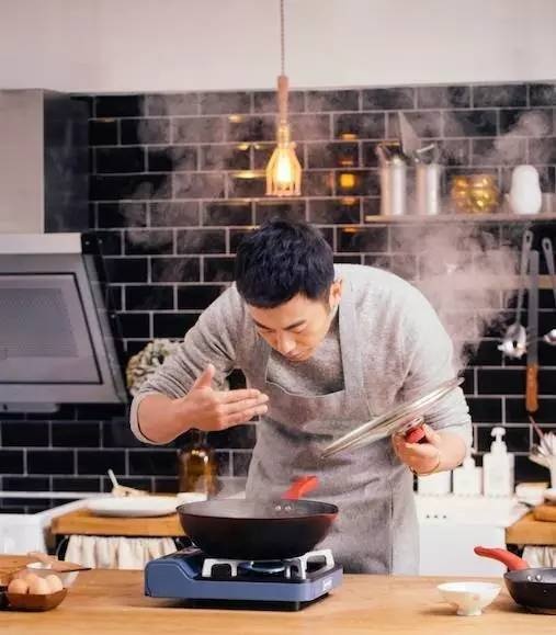 朱亚文: a面行走的荷尔蒙, b面顾家的好男人