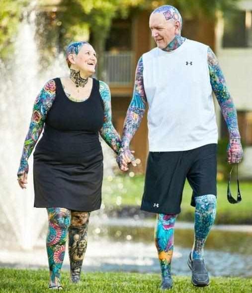 夫妻二人酷爱纹身,全身超过百分之九十都纹满了花纹,勇气可嘉