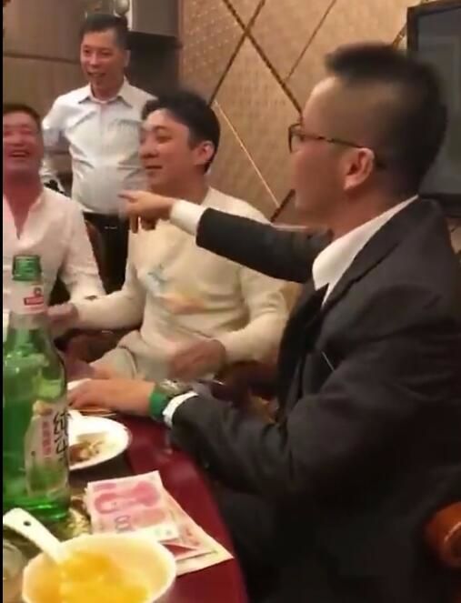 多人喝酒玩骰子游戏,王思聪喝酒玩现金的游戏 有钱人任性