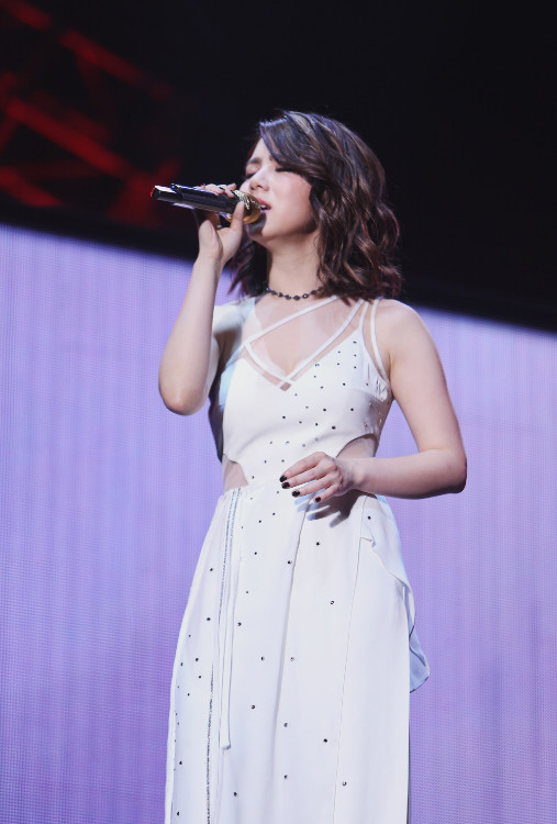 她曾亲身到灾区送温暖,心痛粉丝大方送演唱会门票,长相简直美哭