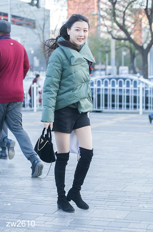 街拍短裤高筒靴美女长发飘逸不畏严寒秀性感美腿