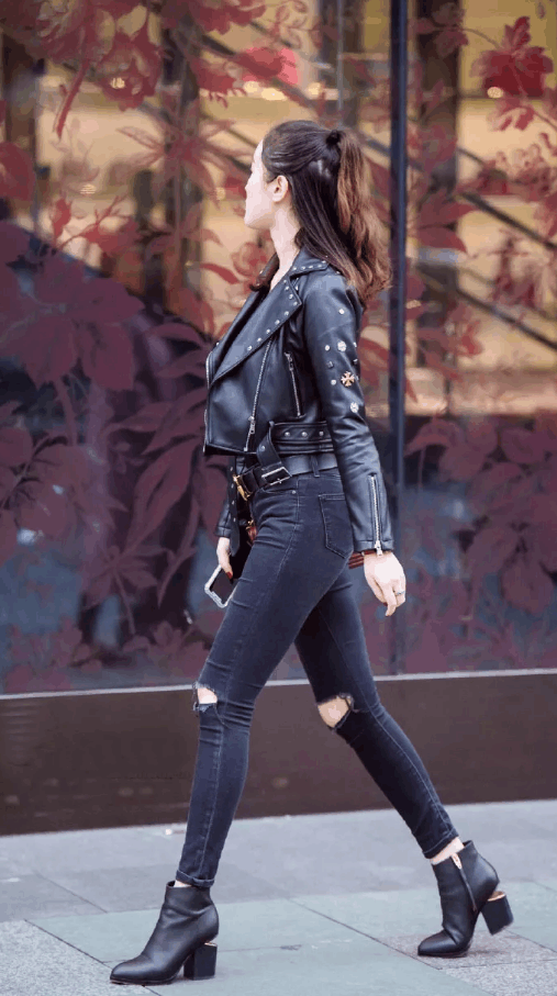 街拍谁说只有男生穿皮衣才能耍帅女生穿也可以酷酷时髦帅气