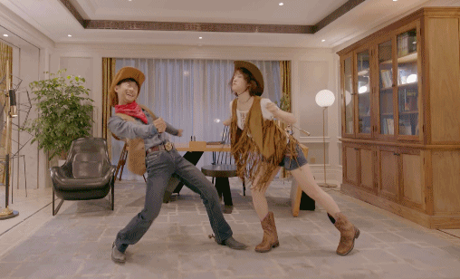 冲着张一山打开了柒个我,结果被蔡文静魔鬼的步伐吸引