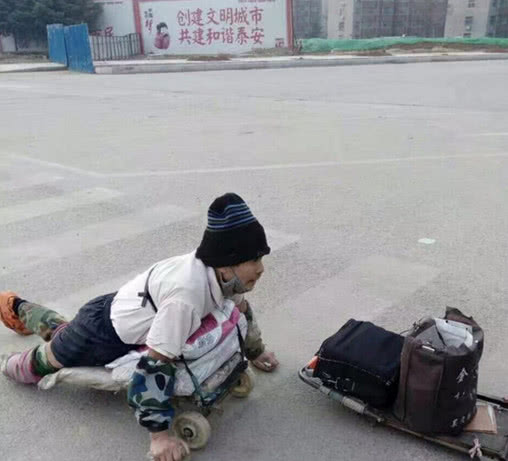 看上去真实像一个双脚残疾的残疾人,让人不禁心生怜悯,纷纷向他的乞讨