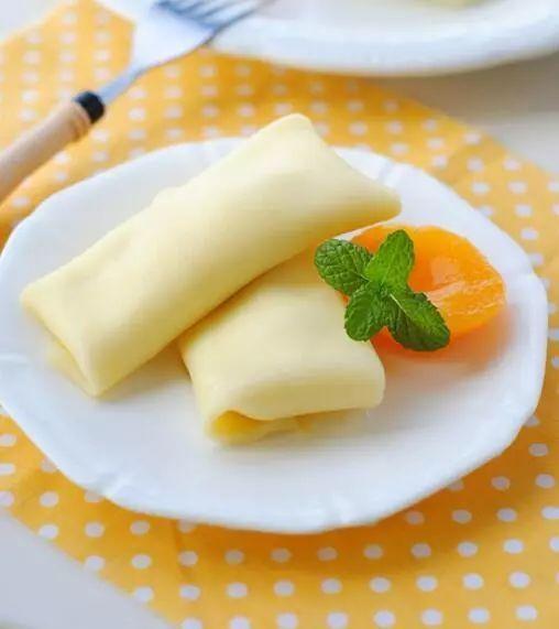 今天教大家做一道甜品;"黄桃班戟"女孩子最爱的甜品