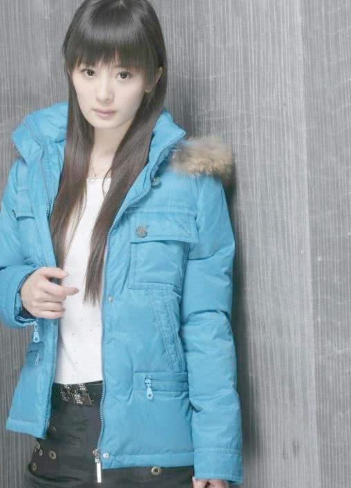 杨幂出道早期拍羽绒服写真款式土气和现在差距很大