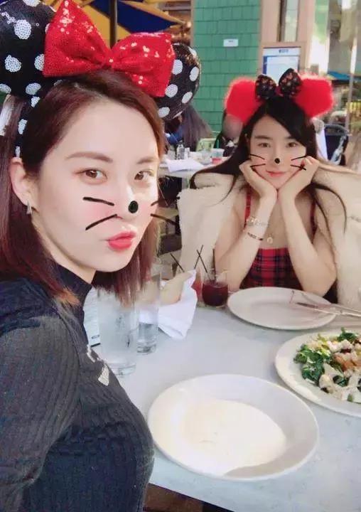 去年12月徐贤去美国时,特地与tiffany团聚,还一起去迪士尼玩耍.