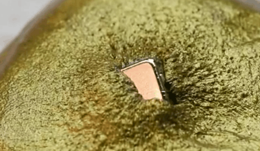 男子去金店买首饰时, 掏出强力磁铁试一试, 店员