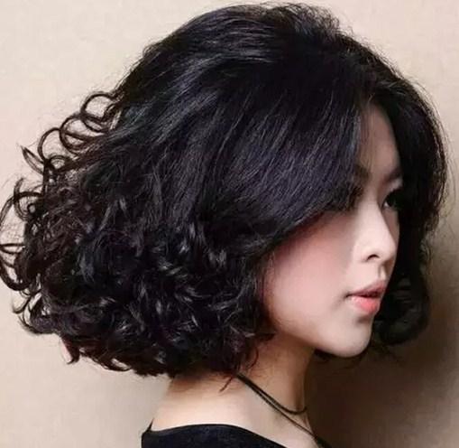 精致的脸蛋烫个时髦的全头螺丝卷,真是美如画浅色卷发和模特很是百搭