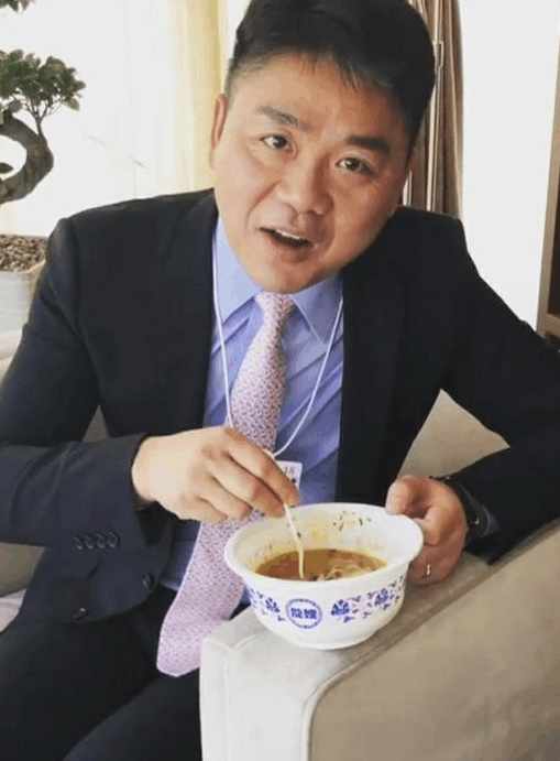 章泽天晒刘强东吃饭视频, 刘强东一个眼神曝出婚姻实情!