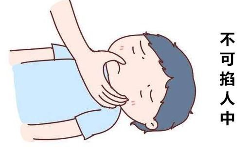 孩子发烧烧抽了,掐人中等反而不可取,妈妈不如在一旁看着就好!
