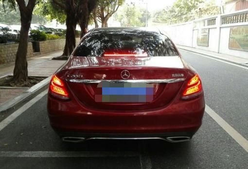 小伙为回家有面子花2000元租辆奔驰c200, 朋友看到车尾都笑了