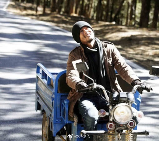 8个明星骑三轮,古天乐很沧桑,邓超很幸福,最接地气的不是岳云鹏_新浪