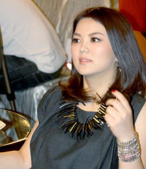 李湘出席活动,胖出新高度面庞圆润脸比盆大,衣服都挤出几道沟