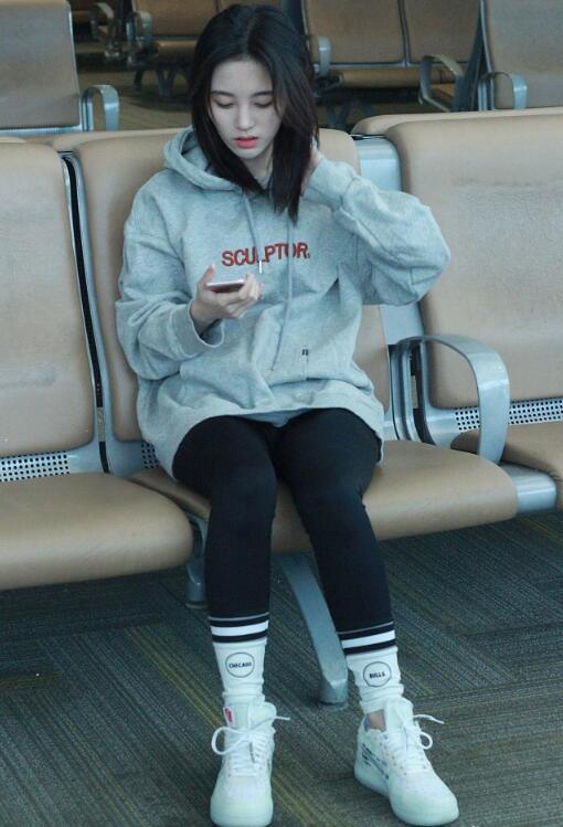 "四千年美女"鞠婧祎机场现身,戴圆框眼镜嘟嘴卖萌走小清新路线