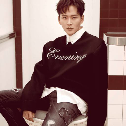 黄宥明近日曝光一组时尚写真,网友评论:身材 颜值=黄宥明