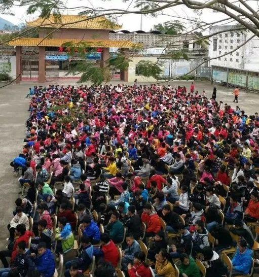 各位观众朋友现在为您播放电视剧开学大战