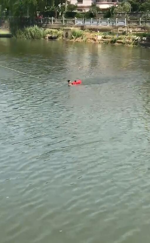 突发: 常州一女子跳河, 警方在桥上发现遗留钱包