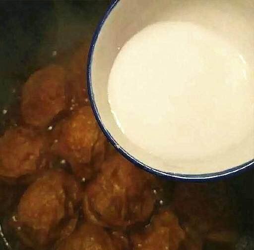 6.取空碗调少许水淀粉调入锅中勾芡.