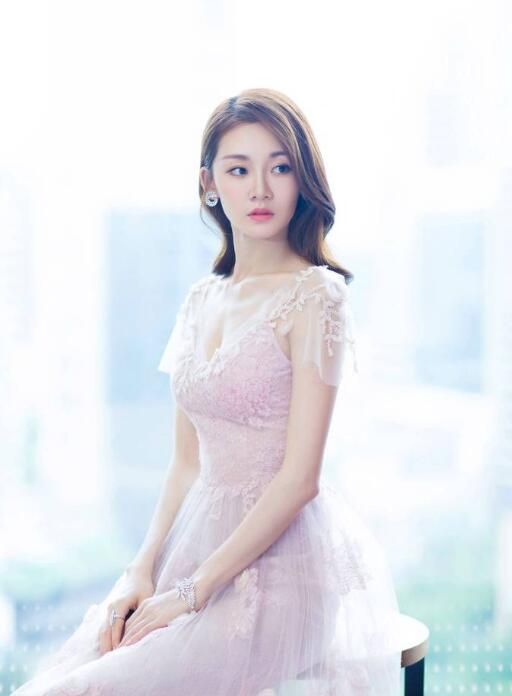 《芳华》女主真厉害,随便一条铅笔裤,凹出新造型