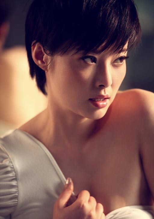 袁立裹紧身衣化妆间大秀线条美,尽展媚态摄人心魄