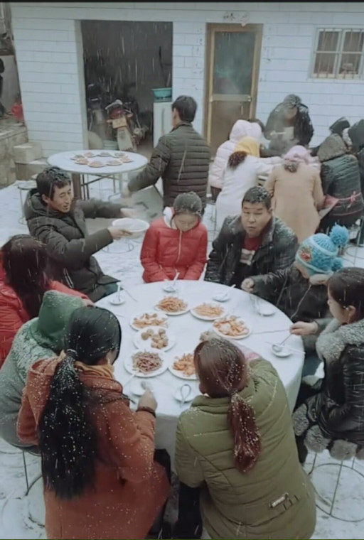 上了二百元礼金吃席结果天越来越不靠谱下雪天吃席真不合算