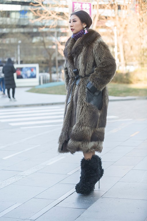 拍到一位皮草贵妇,雍容华贵气质优雅脚踩恨天高走路很慢
