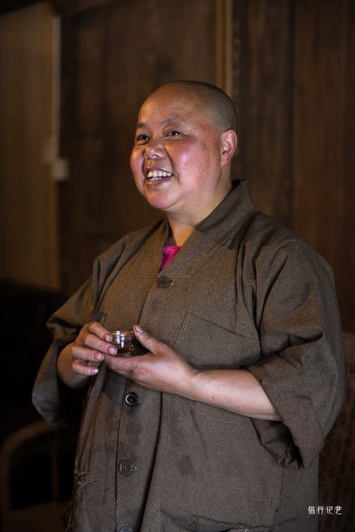 她在古寺中扫地30年无人问,却因制茶圈粉无数|古寺|师父|寺庙_新浪