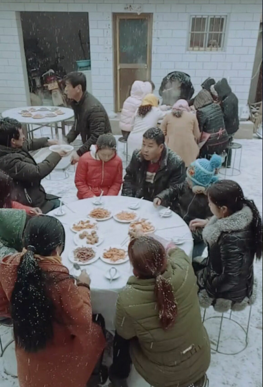 上了二百元礼金吃席结果天越来越不靠谱下雪天吃席真不合算