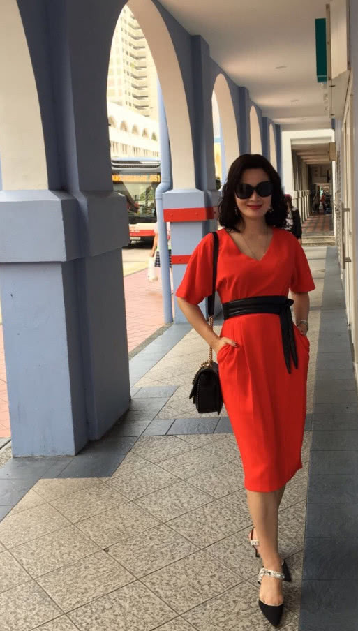 陈少霞身穿一件无袖的连衣裙,略带翻领的设计很是好看,腰间的束腰设计