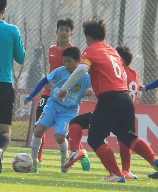 中国足球又出怪事,U13比赛现壮汉,是江苏的