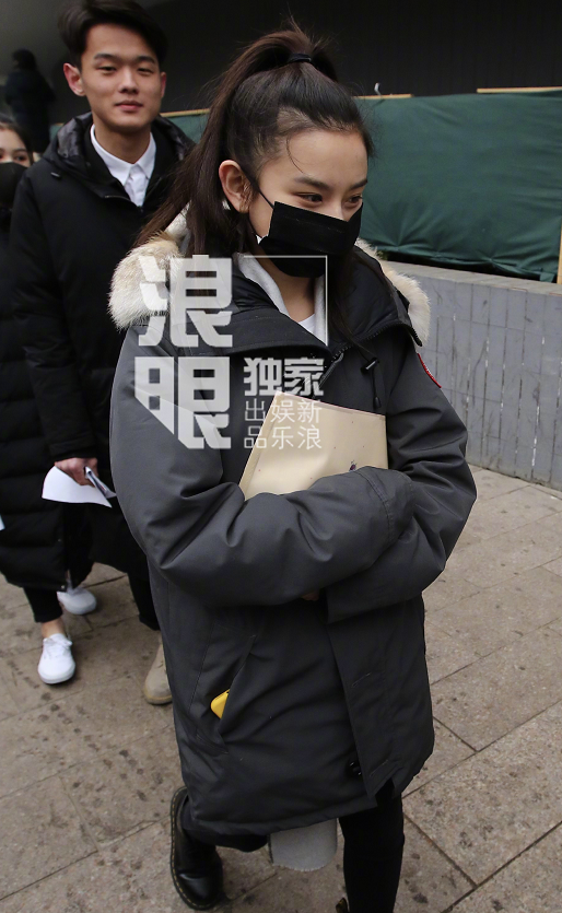 宋祖儿现身北电艺考 穿羽绒服清爽又低调人群中她最亮眼