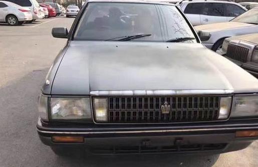 这款车80年代的皇冠不得不说在各方面都是相当的不错,毕竟是进口的