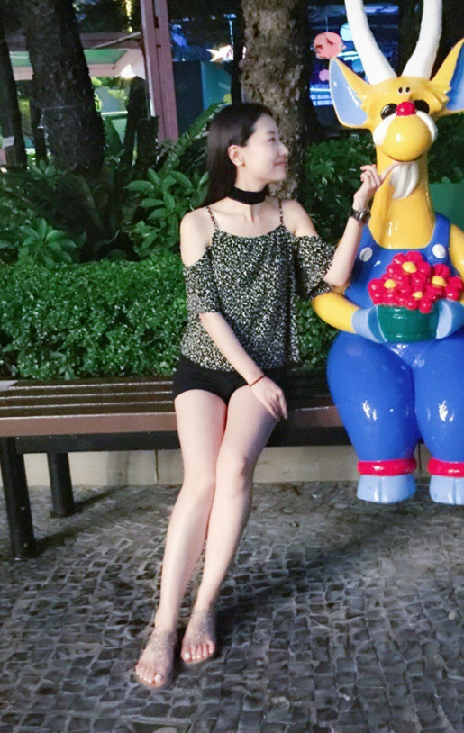 白冰穿着一件黑色连衣长裙,透视的面料若隐若现的透出细腻紧致的肌肤.