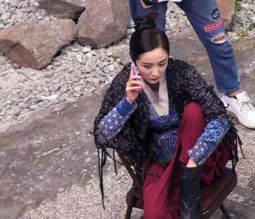 杨幂片场抠脚,无形象!隔着屏幕都能闻到一股脚臭味?