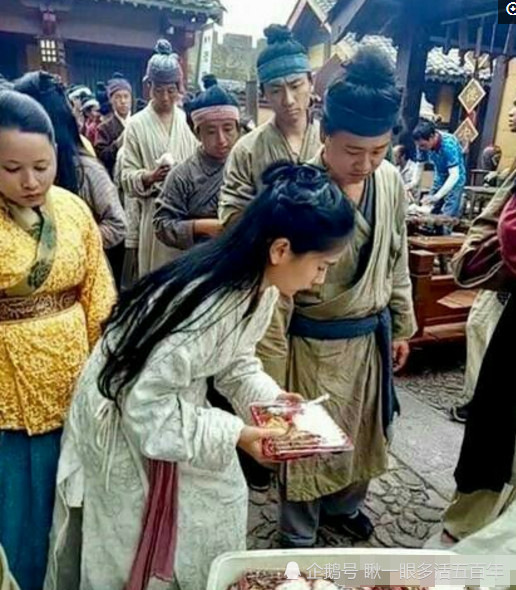 实拍横店女群演的一天,每天最多100元,只为成