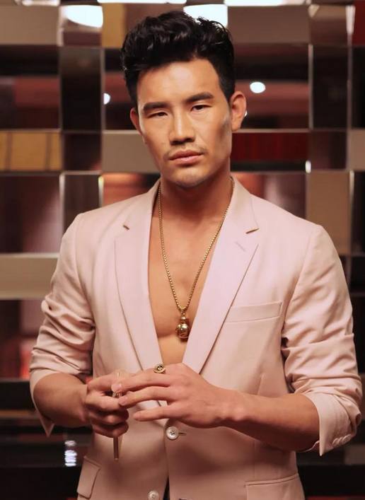 谢孟伟出席某活动,嘎子哥光着膀子穿西装 网友:这是个男人!