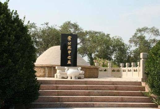 后人在霍元甲尸体的胸腔处,看到了大量的黑色斑点,这些斑点早已和尸骨