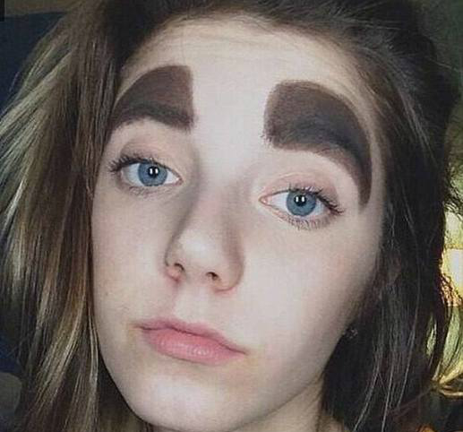 为追求独特美,这些女孩在自己的眉毛上拼,太狠