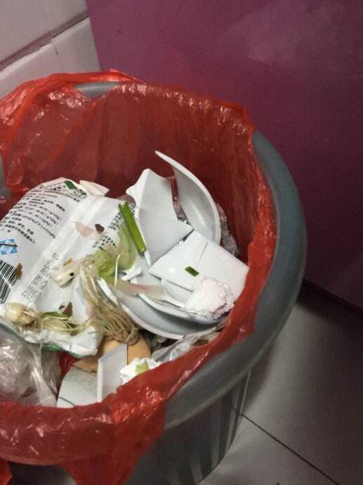 婆婆来我大鱼大肉招待,菜里吃出头发婆婆摔了碗,我感动落泪