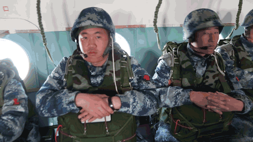 大风天,一组动图来看空降兵的跳伞之旅!