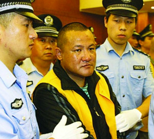 梁旭东,原名梁笑溟,曾在部队服役,因殴斗和倒卖汽车运费票据被德惠市